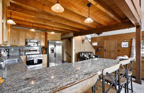 Crestline Cabin | Traditional A-frame Luxe Cabin in Crestline Ca. 3bed3bath/3LVL/PRVT SPA/5+PRKING