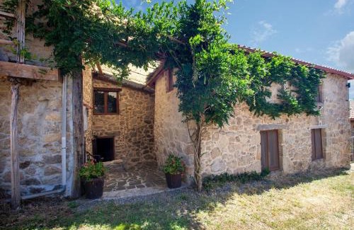 Panton House | Traditional Apartment in Ribeira Sacra with Garden