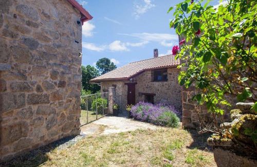 Panton House | Traditional Apartment in Ribeira Sacra with Garden