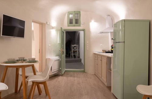 Pyrgos House | Traditional Bright Cave House