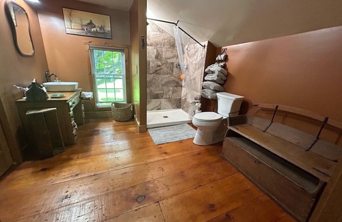 Farmersville Station Bed & Breakfast | Traditional bed & breakfast - Hunter Hill Farm - One Bedroom Private Bathroom