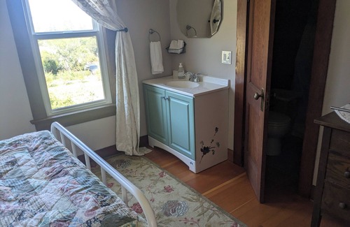 Everett Bed & Breakfast | Traditional bed & breakfast in Snohomish with comfy bed, private bathroom, WiFi