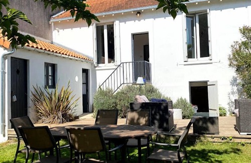 Quartier du Stade House | Traditional Chatelaillonnaise house, 2 bedrooms, large garden, 10 min walk to the beach