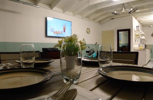 South Sound House | Traditional Caymanian style home 3 Bed/3Bath (8 Guest)
