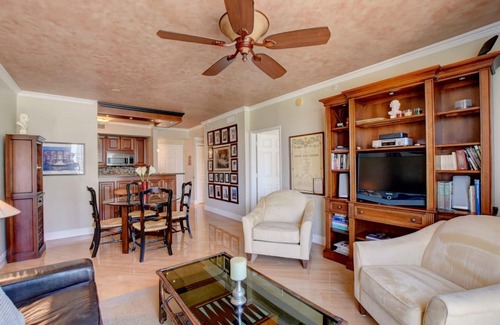 Downtown West Palm Beach Condo | Traditional Charm in the Heart of West Palm –2BR w/Garage Parking & Pool Access
