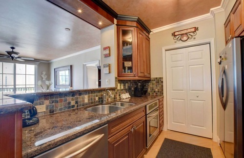 Downtown West Palm Beach Condo | Traditional Charm in the Heart of West Palm –2BR w/Garage Parking & Pool Access