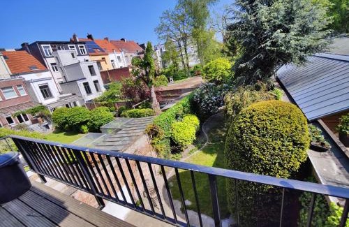 Harmonie Apartment | Traditional chic, High Ceilings' apt Aircos and Garage