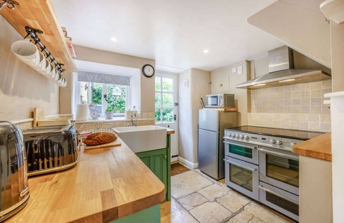 Little Rissington Cottage | Traditional Cotswold stone cottage sleeps 7 guests in 3 bedrooms - Little Mullions