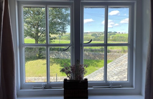 Holmfirth Cottage | Traditional cottage with stunning views and walks on the doorstep.