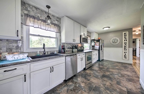 De Soto House | Traditional Country Home in De Soto w/Yard!