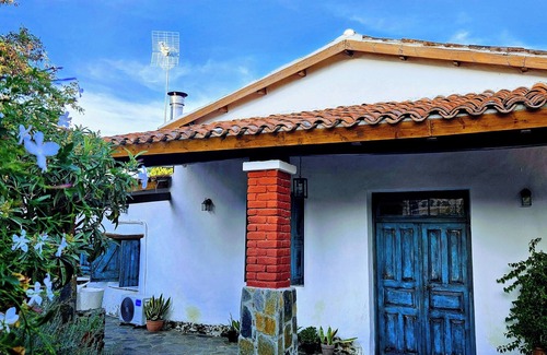 Vasa Koilaniou House | Traditional & cozy adobe housenn