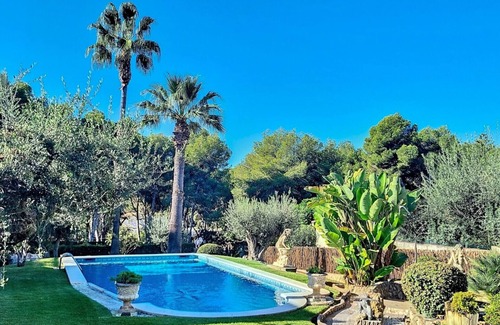 Cunit Villa | Traditional Elegance 1km to beach