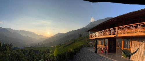 Hau Thao Apartment | Traditional Hmong House Among Rice Fields