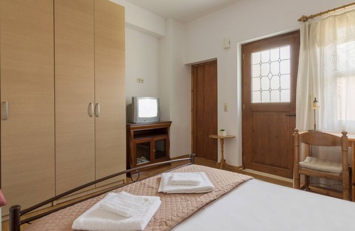 Apomarma Apartment | Traditional Home in small village Apomarma