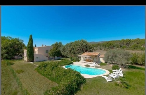 Puyvert House | Traditional house opposite the Chateau de Lourmarin