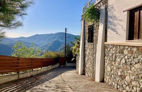 Politiko House | Traditional House with Mountain View - Dierona Village