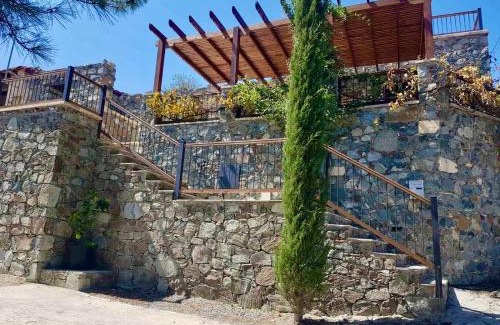 Politiko House | Traditional House with Mountain View - Dierona Village