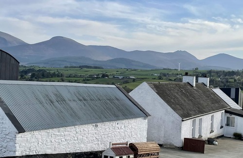 Castlewellan Cottage | Traditional Irish Cottage w/Hot & Sauna. Close to Mountains, Beach and Forests <
