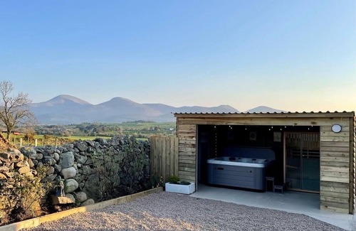 Castlewellan Cottage | Traditional Irish Cottage w/Hot & Sauna. Close to Mountains, Beach and Forests <