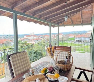 Valira House | Traditional maisonette just 15' from Kalamata