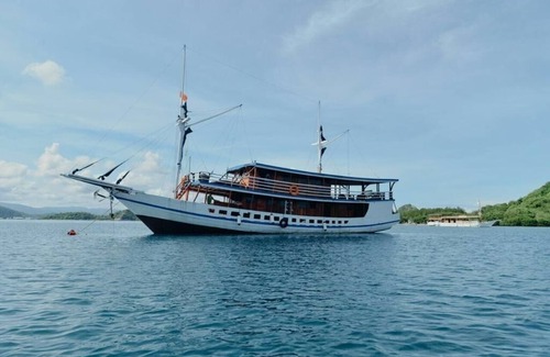 Labuan Bajo Boat Rental | Traditional Phinisi Medium