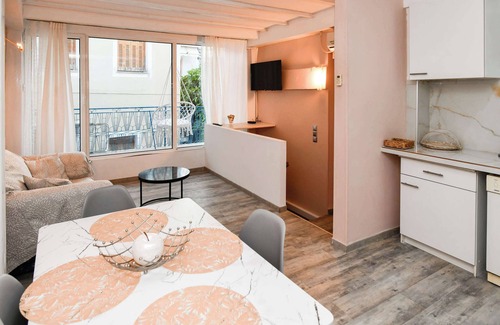 Mitilinii House | Traditional Samos Home with a Jacuzzi and Balcony