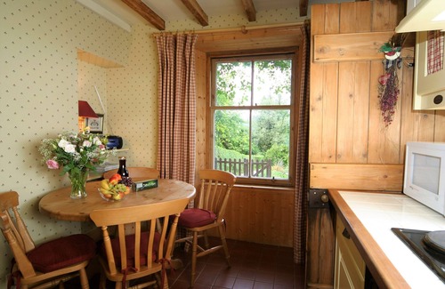 Cairndow Cottage | Traditional Springburn cottage, Loch Fyne 50m, sleeps 5