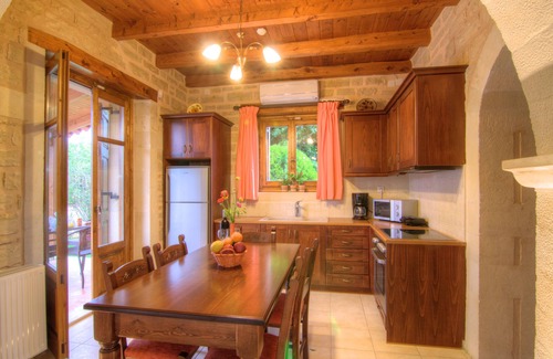 Prines Villa | TRADITIONAL STONE BUILD HOME NEAR BEACH WITH WI-FI AND PRIVATE POOL