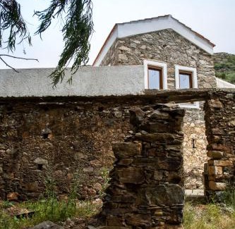 Kantanos-Selino Apartment | Traditional stone build country house Shale