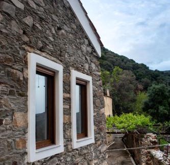 Kantanos-Selino Apartment | Traditional stone build country house Shale