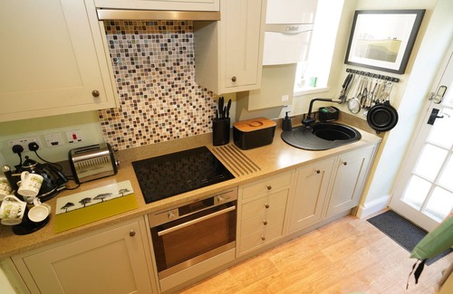 Eyam Cottage | Traditional Stone Cottage With Garden, Parking & WiFi