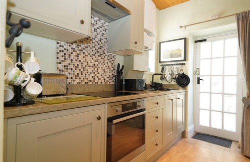 Eyam Cottage | Traditional Stone Cottage With Garden, Parking & WiFi