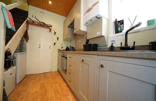 Eyam Cottage | Traditional Stone Cottage With Garden, Parking & WiFi