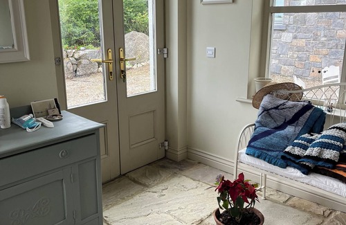 Moycullen House | Traditional style home With 'lake View' 10/15 Minutes From Galway City
