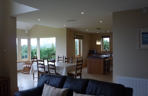 Emlaghmore Cottage | Traditional style cottage free WiFi short walk from Reenroe Beach Ballinskelligs