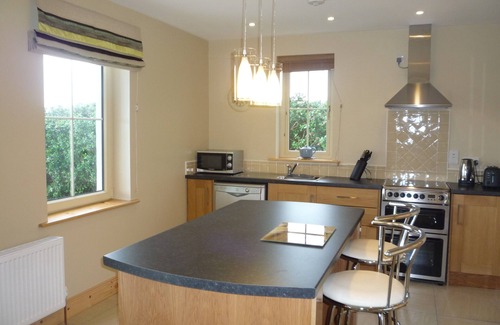 Emlaghmore Cottage | Traditional style cottage free WiFi short walk from Reenroe Beach Ballinskelligs