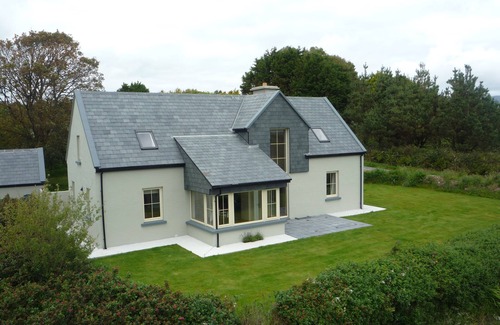 Emlaghmore Cottage | Traditional style cottage free WiFi short walk from Reenroe Beach Ballinskelligs