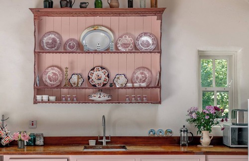 Templenoe Cottage | Traditional style thatched cottage in Kenmare