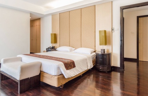 Samsen Nai Condo | Traditional Timber 2BR Just 5 minutes to BTS