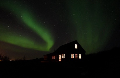 Hvalfjarðarsveit House | Traditional timber house by the sea