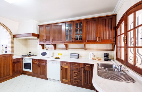 Quarteira Villa | TRADITIONAL VILLA CLOSE TO GOLF COURSES, PRIVATE POOL, A/C, WIFI