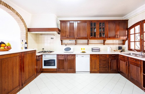 Quarteira Villa | TRADITIONAL VILLA CLOSE TO GOLF COURSES, PRIVATE POOL, A/C, WIFI