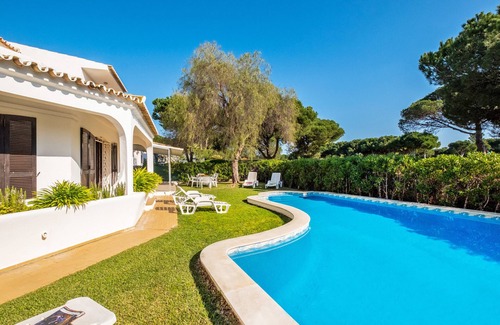 Quarteira Villa | TRADITIONAL VILLA CLOSE TO GOLF COURSES, PRIVATE POOL, A/C, WIFI