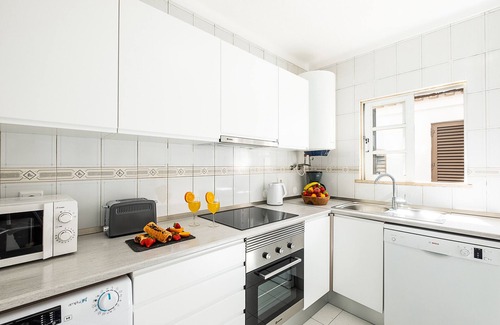 Montechoro Villa | TRADITIONAL VILLA, VERY WELL SITUATED, LARGE COMMUNAL SWIMMING POOL & GARDEN, A/C, WIFI