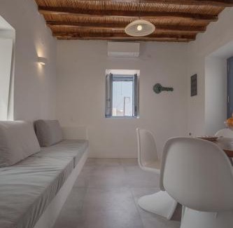 Piso Livadi House | Traditional White House