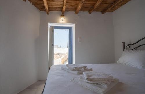 Piso Livadi House | Traditional White House