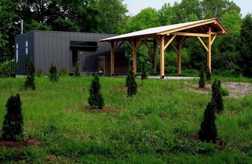 North Hero Cottage | Tradstuga: modern lakefront tree cottage w/sauna