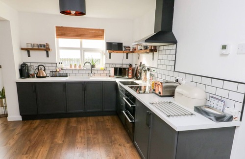 Bodorgan Cottage | TRAETH Y BRYN, pet friendly, character holiday cottage in Pen-Lon