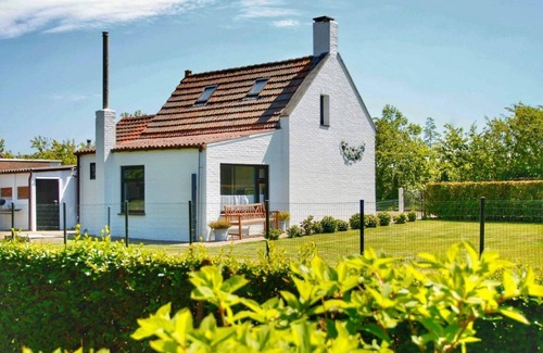 Schoondijke House | Tragel 37 is located on the edge of the village of Schoondijke, about 5km from Breskens and the beach. The cottage is located at a short distance from the cycle network,