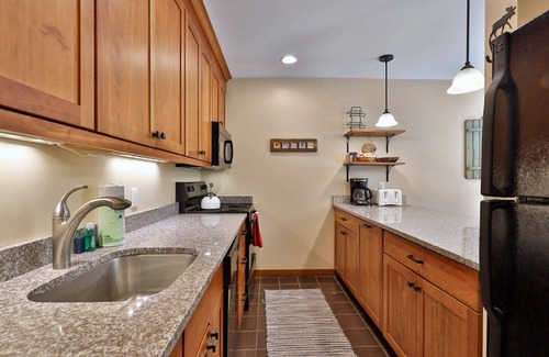 Central Vermont- Killington Condo | Trail Creek Killington Condos #18: Ski Home Trail. Bus. Hot Tub. Pool.